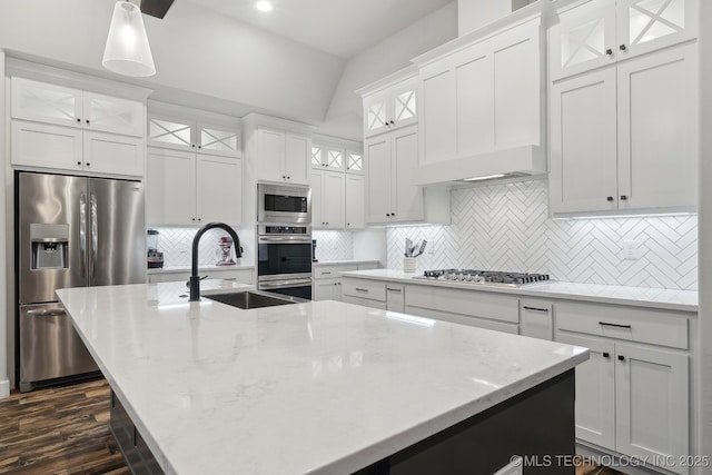 1992 E 173rd St S, Mounds, OK 74047 - kitchen featuring a kitchen island with sink, white cabinetry, a sink, backsplash, and stainless steel appliances