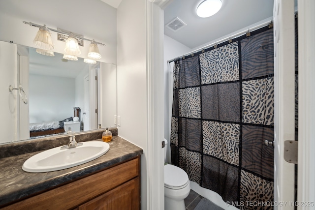 ensuite bathroom featuring vanity, connected bathroom, curtained shower, toilet, and visible vents