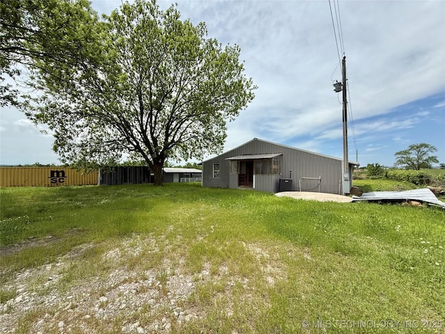 view of yard with a pole building