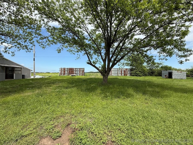 view of yard with an outdoor structure