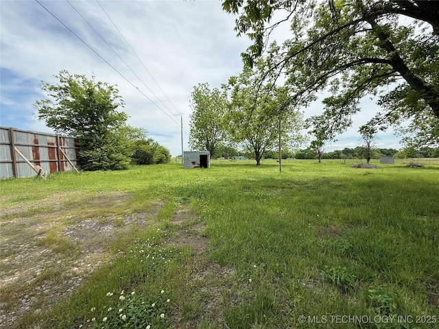 view of yard featuring an outbuilding