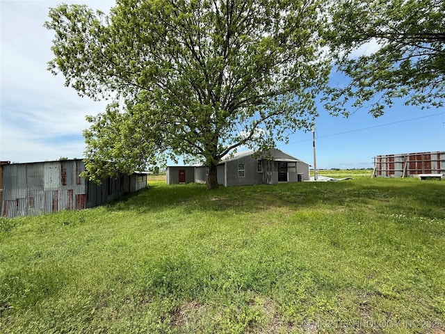 view of yard with an outbuilding