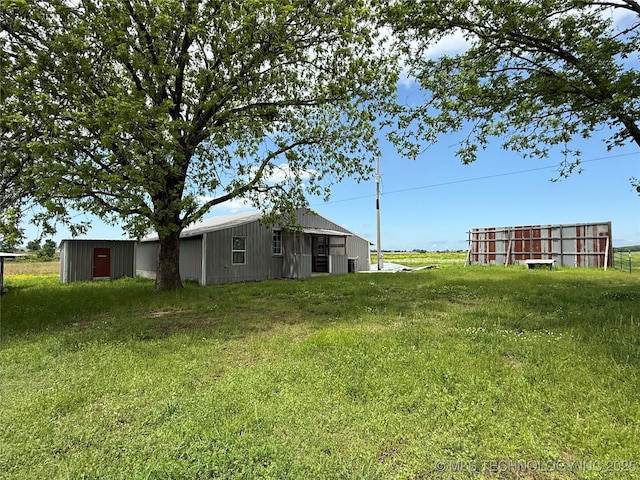 view of yard featuring a pole building and an outbuilding
