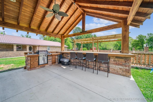 view of patio with area for grilling, outdoor wet bar, and ceiling fan