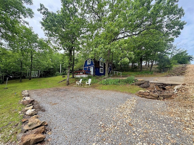 view of yard with a barn