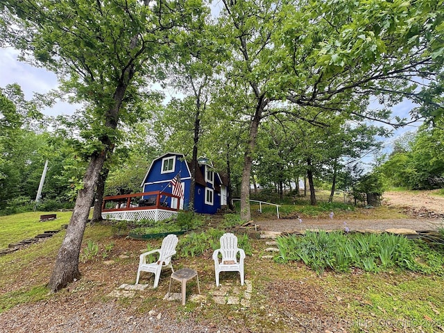 view of yard with a barn