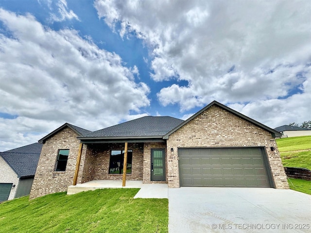 566 Woodlands Dr, Tahlequah, OK 74464 - single story home featuring a garage, brick siding, concrete driveway, and a front lawn