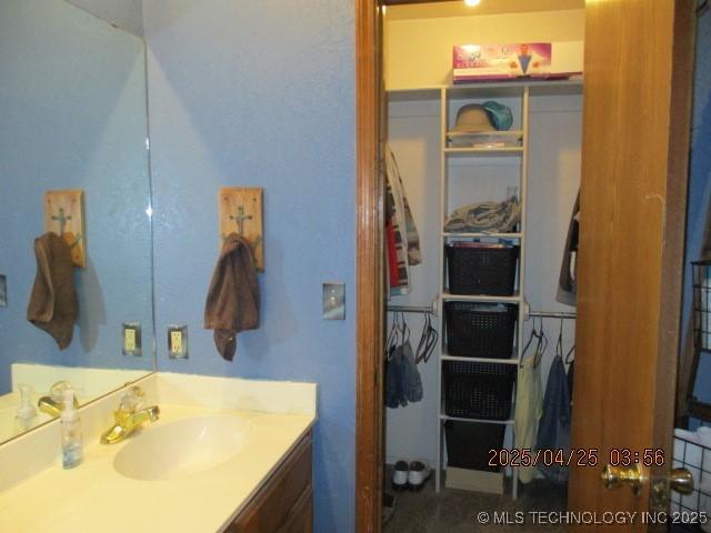 61 Cedar, Ardmore, OK 73401 - bathroom with vanity