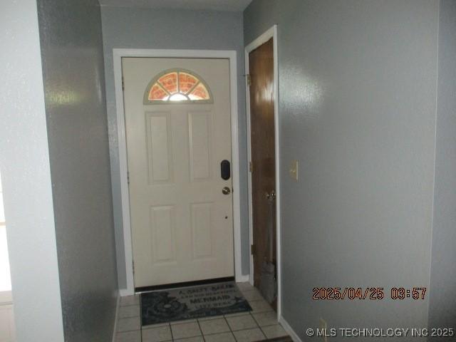 61 Cedar, Ardmore, OK 73401 - entryway with light tile patterned flooring and baseboards