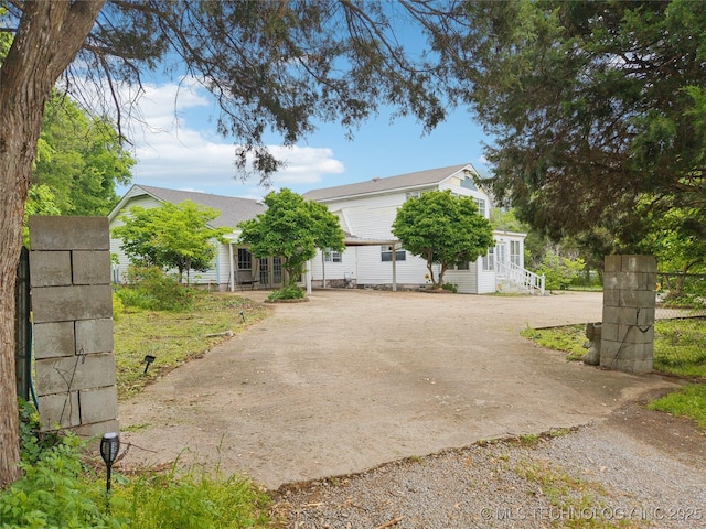 view of front of property with dirt driveway