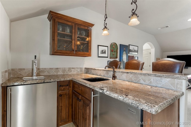 bar with a sink, visible vents, refrigerator, vaulted ceiling, and dishwashing machine