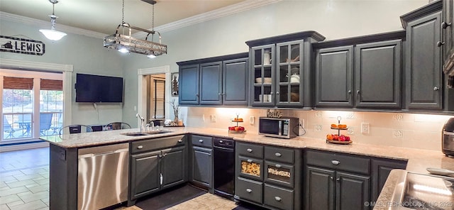 kitchen featuring crown molding, a peninsula, tasteful backsplash, a sink, and stainless steel appliances