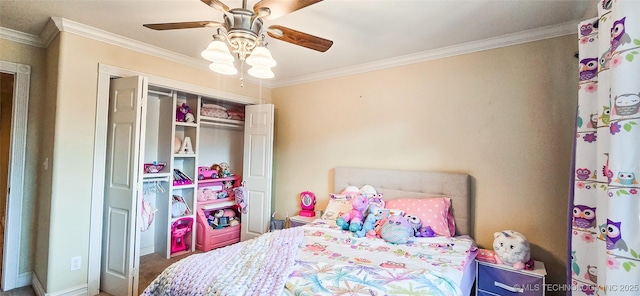 bedroom with crown molding, a ceiling fan, baseboards, and a closet