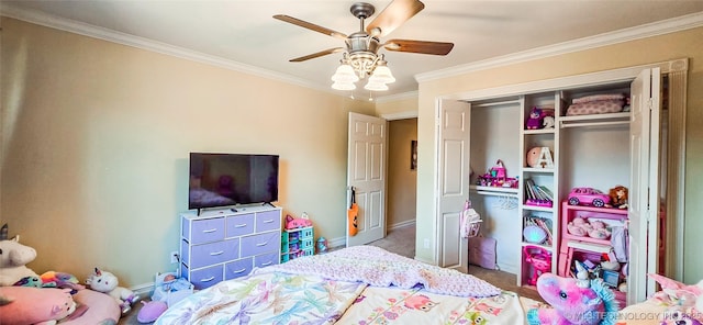 bedroom with baseboards, ornamental molding, a closet, and ceiling fan