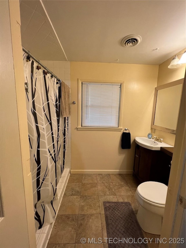 1029 N Kenwood Ave, Broken Arrow, OK 74012 - bathroom featuring a shower with curtain, visible vents, vanity, baseboards, and toilet