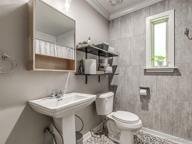 full bathroom with visible vents, curtained shower, baseboards, toilet, and ornamental molding