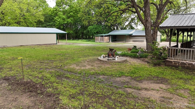 view of yard featuring an outdoor structure and a pole building
