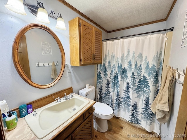 full bathroom featuring wood finished floors, vanity, toilet, ornamental molding, and a shower with shower curtain
