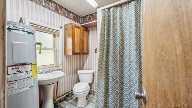 25505 S 4111th Rd, Claremore, OK 74019 - bathroom featuring toilet, wallpapered walls, a shower with curtain, a sink, and water heater