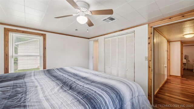 25505 S 4111th Rd, Claremore, OK 74019 - bedroom featuring a ceiling fan, a closet, wood finished floors, and visible vents