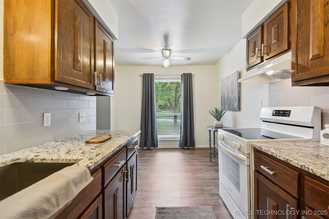 6727 S Richmond Ave Unit 632, Tulsa, OK 74136 - kitchen featuring electric stove, under cabinet range hood, a ceiling fan, dark wood-type flooring, and tasteful backsplash