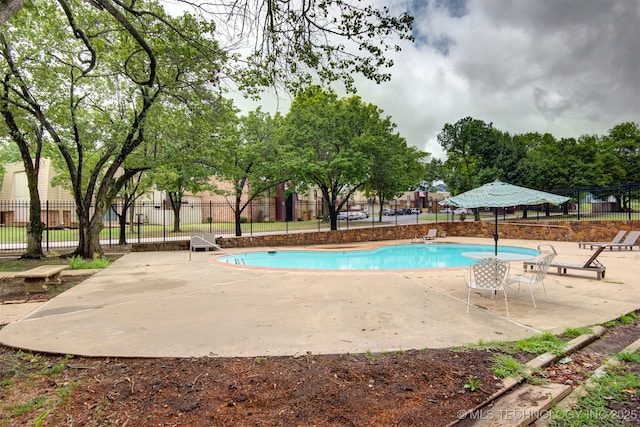 6727 S Richmond Ave Unit 632, Tulsa, OK 74136 - community pool with a patio and fence