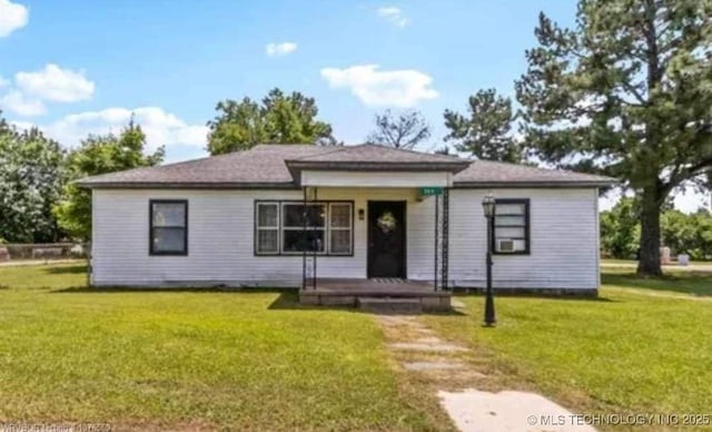 view of front of property featuring a front yard