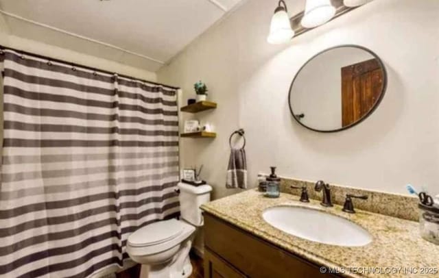 full bath with vanity, toilet, and a shower with curtain