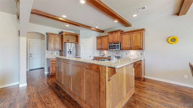 kitchen featuring decorative backsplash, stainless steel appliances, dark wood-style floors, and brown cabinetry