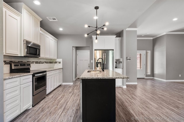 543 Edgewood, Durant, OK 74701 - kitchen featuring stainless steel appliances, a sink, baseboards, tasteful backsplash, and light wood-style floors