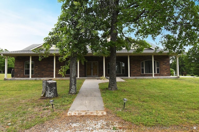view of front facade featuring a front yard