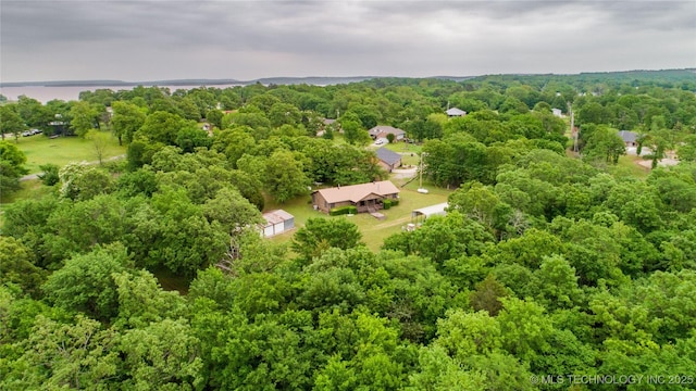 birds eye view of property featuring a forest view