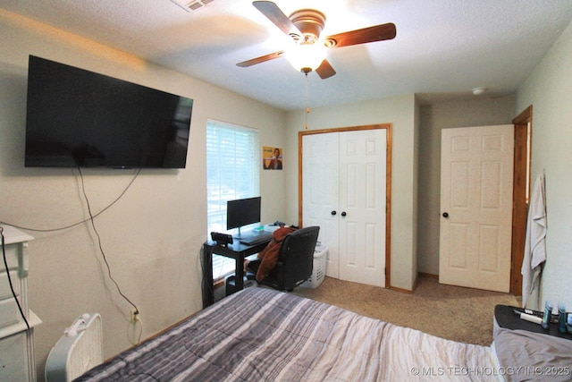 bedroom featuring carpet floors, ceiling fan, and a closet