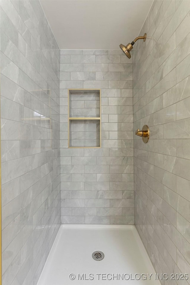 full bath featuring tiled shower