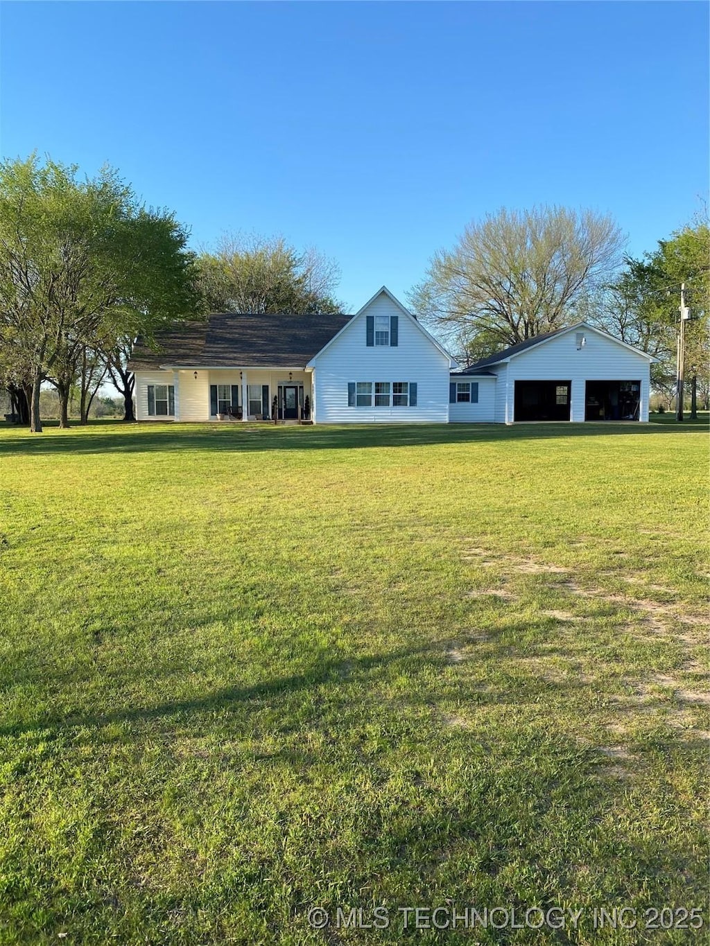 view of yard featuring a detached garage