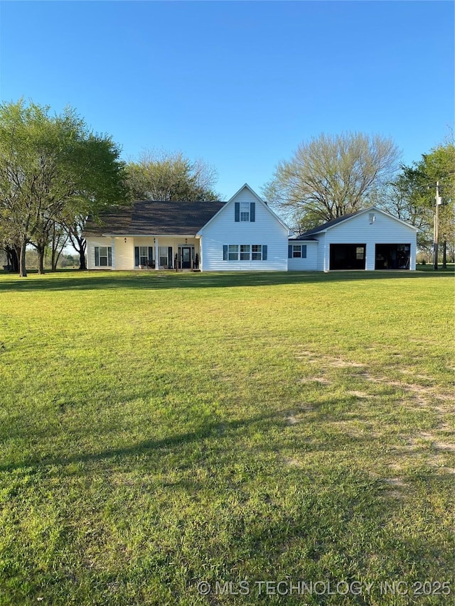 view of yard featuring a detached garage