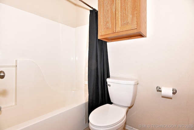 full bath featuring toilet, baseboards, and shower / bath combo with shower curtain