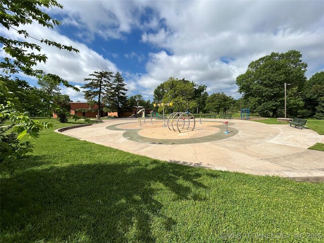 1304 W Easton St, Tulsa, OK 74127 - view of home's community featuring a yard