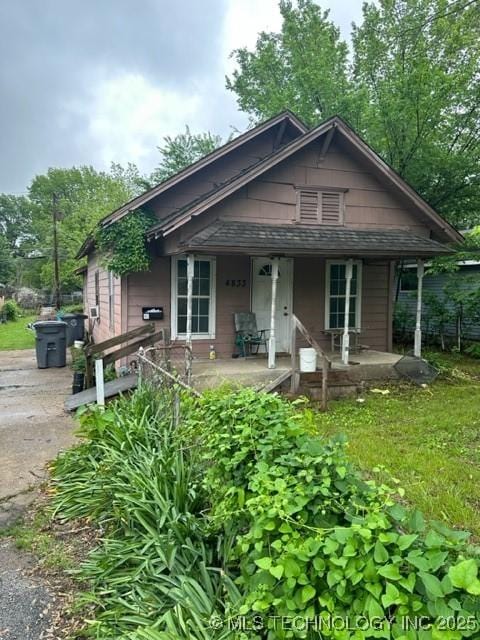view of front facade with covered porch and driveway