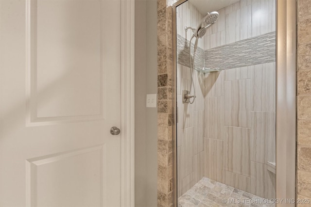 bathroom featuring a tile shower