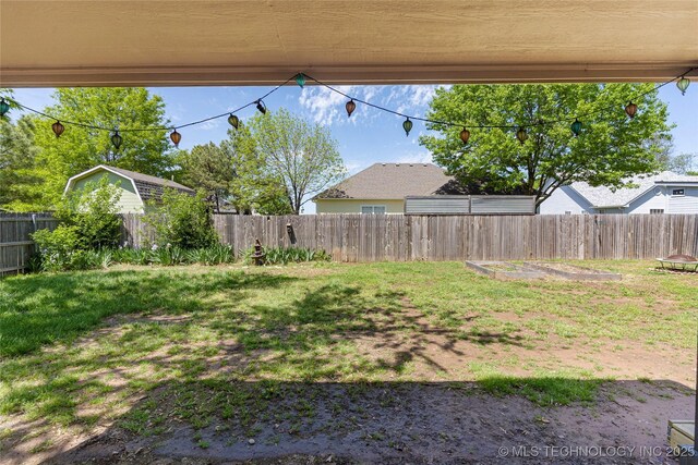 1007 W Beech St, Skiatook, OK 74070 - view of yard featuring a fenced backyard