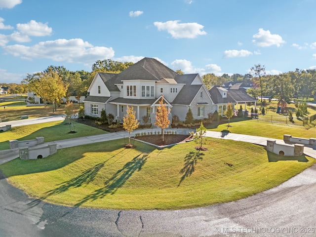 view of front of property featuring fence and a front lawn