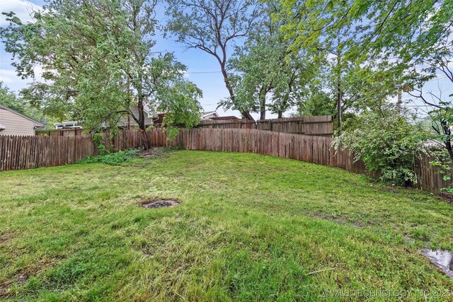 4814 E 37th St, Tulsa, OK 74135 - view of yard featuring a fenced backyard
