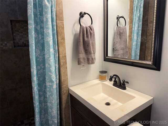 116 S Camden St, Muskogee, OK 74403 - bathroom with tiled shower and vanity