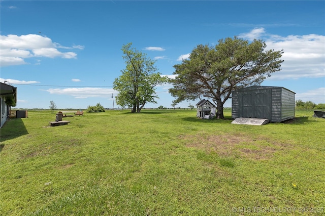 7207 E 166th St, Collinsville, OK 74021 - view of green lawn featuring an outdoor structure and a storage shed