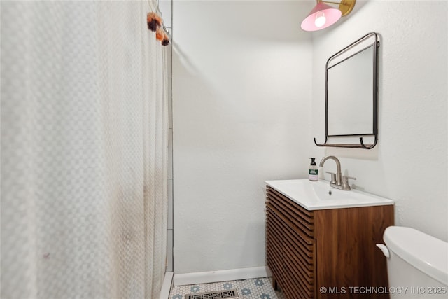 7207 E 166th St, Collinsville, OK 74021 - bathroom featuring toilet, vanity, baseboards, and a shower with curtain