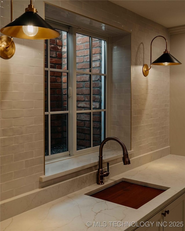 bathroom featuring a sink