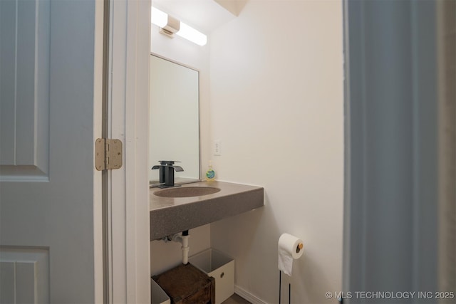bathroom featuring a sink
