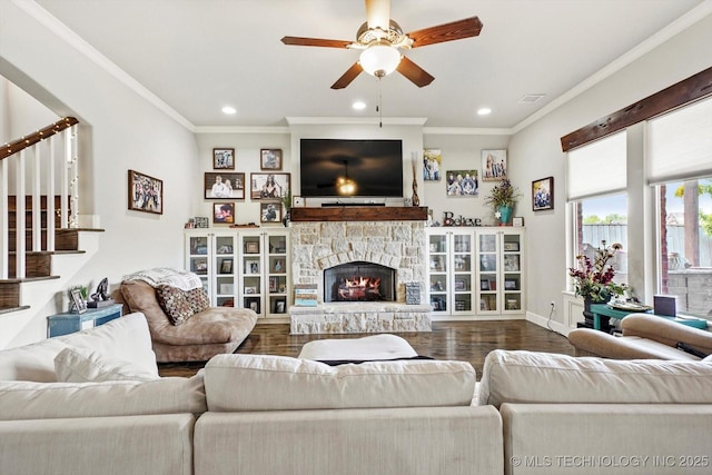 living room with recessed lighting, a ceiling fan, dark wood-style flooring, and crown molding