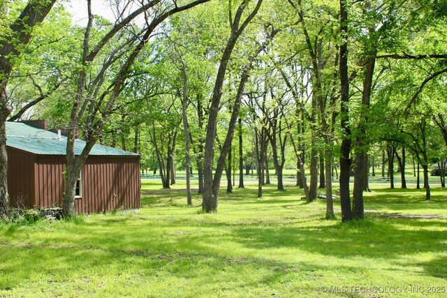 view of yard featuring an outbuilding